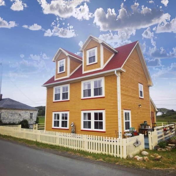 På billedet ses objektet Saffron House beliggende i byen Twillingate.