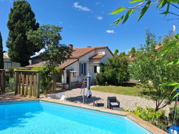 A la foto es mostra l'objecte Maison avec piscine dans village provençal. situat a la ciutat de Courthézon.