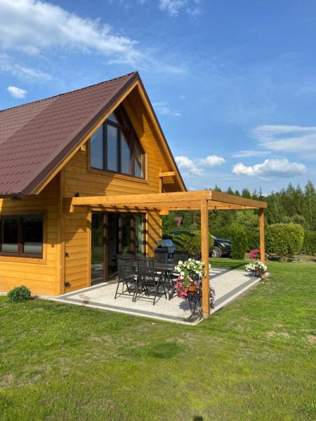 På bildet vises objektet Dom z jacuzzi nad jeziorem Orzysz-Mazury som ligger i byen Bielskie.