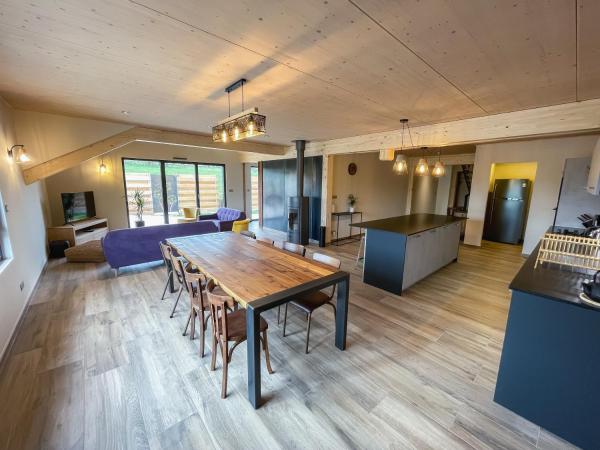 Auf dem Foto ist das Objekt Les Gîtes de La Miellerie des Combes 5 étoiles in der Stadt Luisans zu sehen.