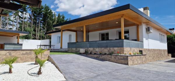 A la foto es mostra l'objecte Chalet Oasis, Piscina, Barbacoa, Jardin, Amigos, Familia, Grupos, Casa, Villa situat a la ciutat de Ambite.