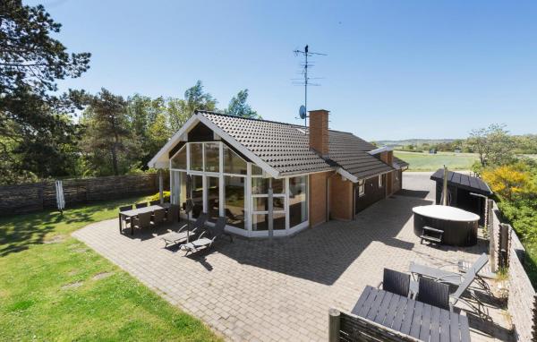 Na zdjęciu widoczny jest obiekt Holiday Home Bogenshovedvej położony w mieście Femmøller.
