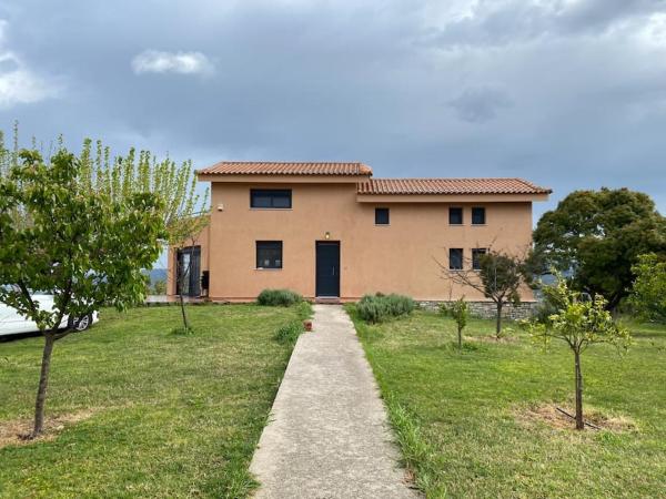 A la foto es mostra l'objecte Villa Elaia situat a la ciutat de Vrísai.