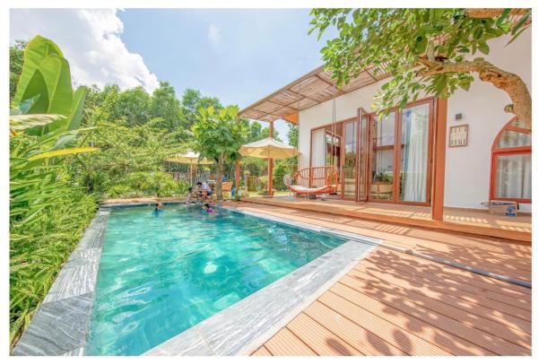 På bildet vises objektet Maison Villa Biệt Thự Sân Vườn Nghỉ Dưỡng- Lộc An Sandy Homes som ligger i byen Ấp Hưng Hòa.