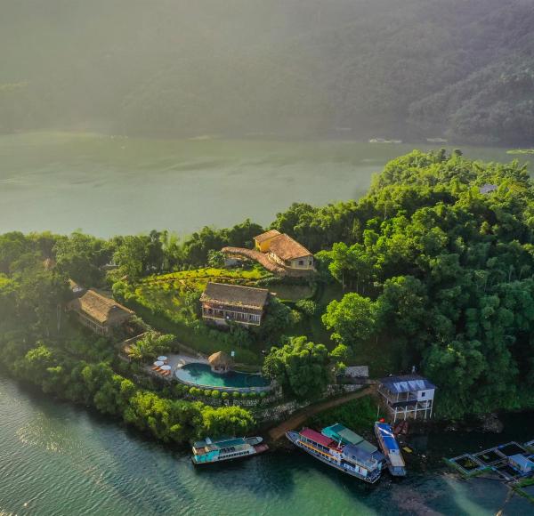 Nella foto è visibile l'oggetto Mai Chau Hideaway Lake Resort situato nella città di Ðà Bắc.