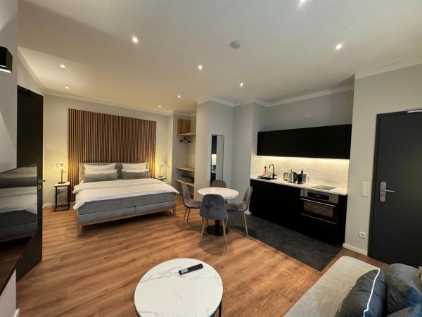På bildet vises objektet City-Studio im Innenhof mit Boxspring-Bett und Community-Raum som ligger i byen Münster.