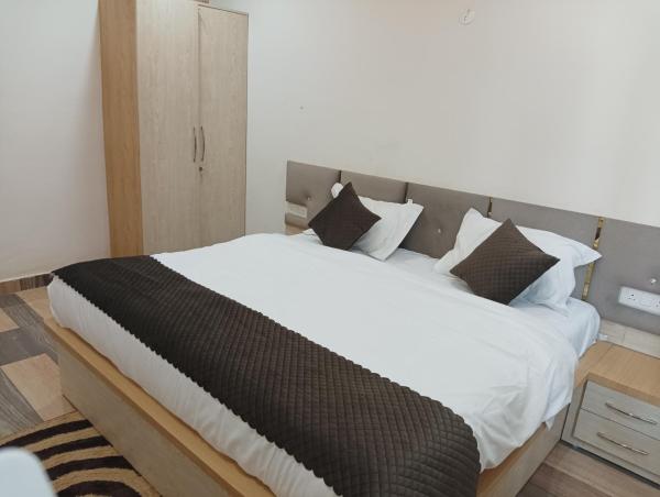 Na fotografii je vidět objekt R J Hotel nacházející se ve městě Ghātampur.