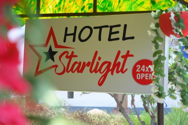 A la foto es mostra l'objecte Hotel Starlight situat a la ciutat de Mohiuddīnpur.