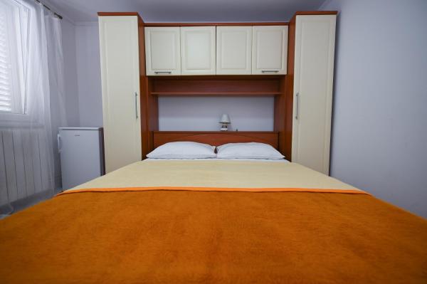A la foto es mostra l'objecte Apatmani Kogo situat a la ciutat de Mlini.