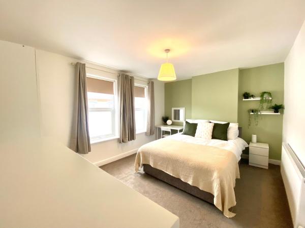 A la foto es mostra l'objecte Rushden - Spacious House and Garden, Free Parking, TV, Sleeps 8 Guests situat a la ciutat de Rushden.