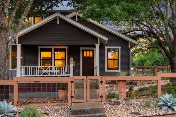 A la foto es mostra l'objecte Unique Hideaway 3BR 2BA Oak Shaded situat a la ciutat de Austin.
