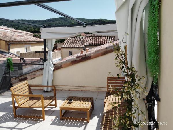 På billedet ses objektet Un nid sur les toits avec terrasse beliggende i byen Apt.