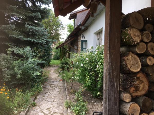 På billedet ses objektet Nyitva Apartman beliggende i byen Balatonfüred.