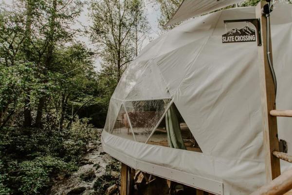 På billedet ses objektet Slate Crossing Creekside Dome beliggende i byen Cosby.
