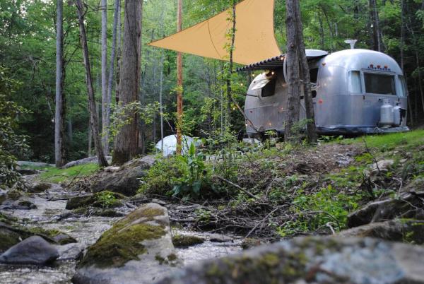 På billedet ses objektet Creekside Airstream Retreat in the Smokies beliggende i byen Cosby.