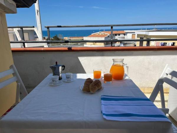 Na fotografii je vidět objekt Beach Apartment in Scalea, Calabria nacházející se ve městě Scalea.