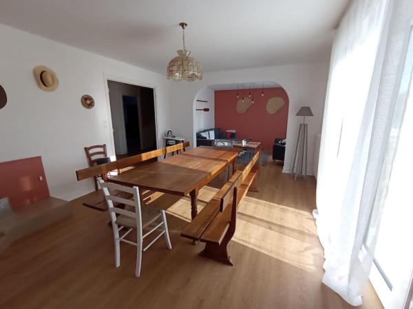 Na foto é possível ver o objeto Spacieuse Maison Familiale proche de la Mer, 11 Vélos à disposition localizado na cidade de Plouhinec.