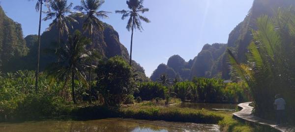 Na zdjęciu widoczny jest obiekt Desa Wisata Rammang-rammang położony w mieście Camba.
