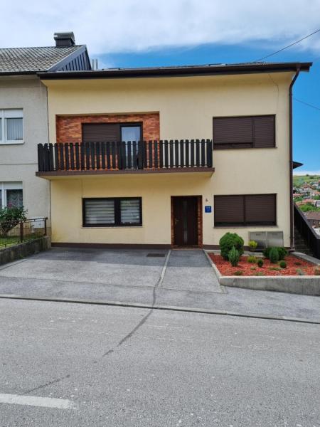 På bilden syns objektet Apartman LORA som ligger i staden Bregi Radobojski.