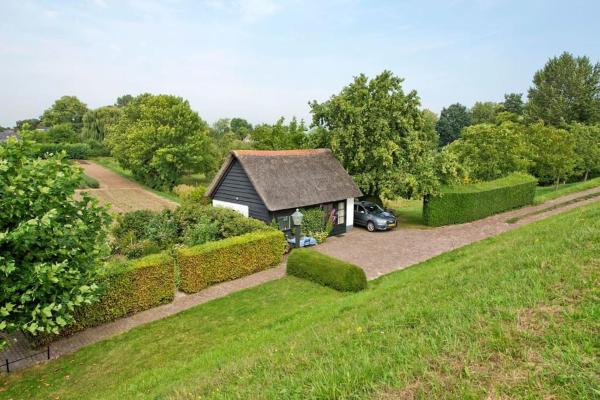 På billedet ses objektet The ferryman's cottage vrijgelegen aan de Waal beliggende i byen Heerewaarden.