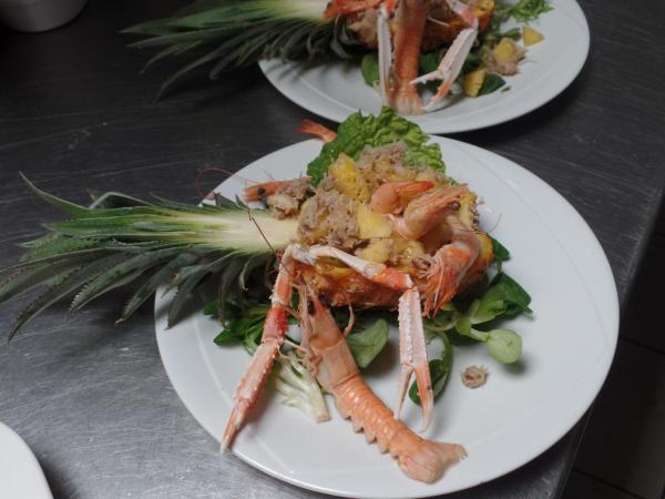 На фото показан объект Logis Hotel Restaurant Le Commerce, расположенный в городе Guichen.