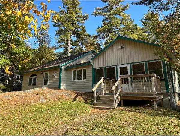 På billedet ses objektet Cozy Log Home across from Phillips Lake-Four Season Fun beliggende i byen Dedham.