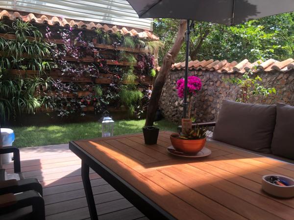 На фото показан объект Antalya kaleiçi müstakil bahçeli muhteşem villa EV, расположенный в городе Анталья.