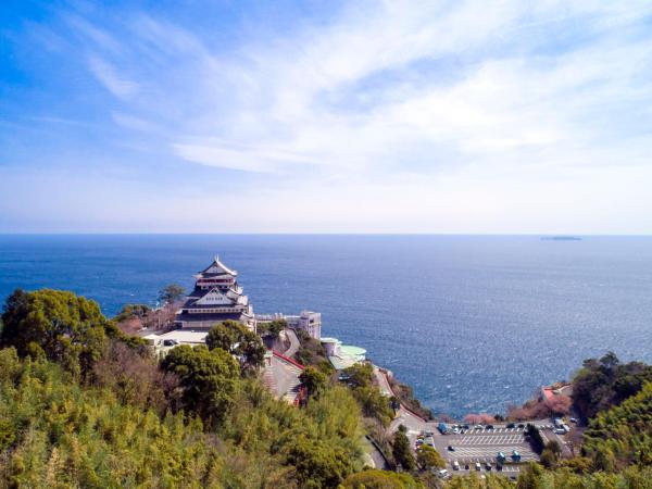 The photo shows the 熱海 天空のホテル 夢寿庵-Mujuan- located in the city of Atami.