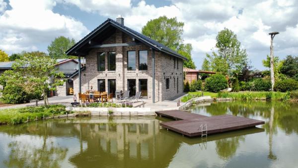 Na zdjęciu widoczny jest obiekt Exklusives Haus am See położony w mieście Cappel.