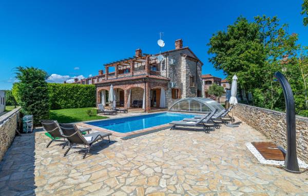 A la foto es mostra l'objecte 4 Bedroom Cozy Home In Cabrunici situat a la ciutat de Čabrunići.