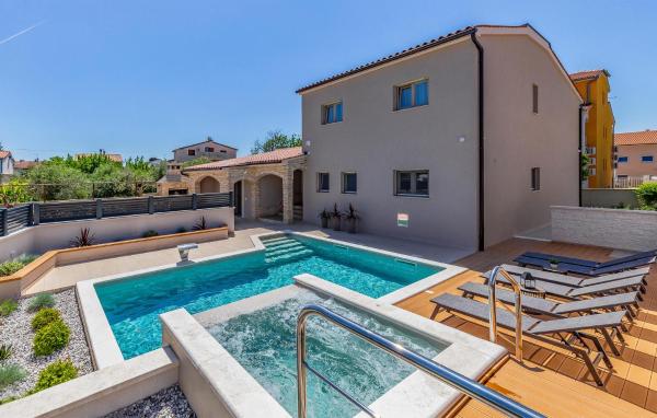 Lovely Home In Medulin With Sauna - Pula