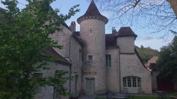På billedet ses objektet Chambres d'hotes Domaine de Feneyrol beliggende i byen Frayssinet.