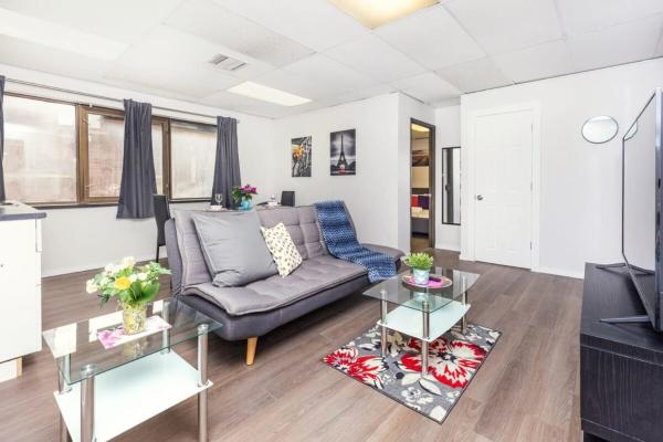 Auf dem Foto ist das Objekt Modern 1BR Condo - Chinatown Near Little Italy in der Stadt Ottawa zu sehen.