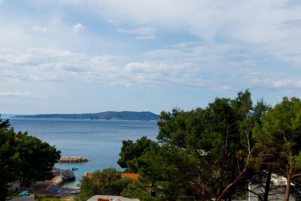 A la foto es mostra l'objecte Apartman s pogledom na more situat a la ciutat de Brela.