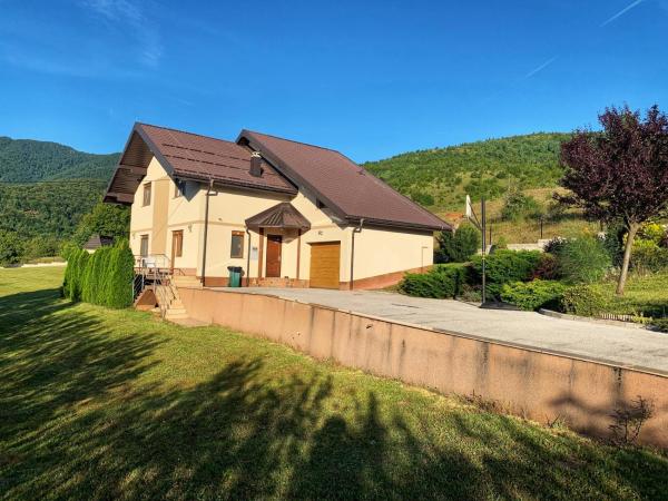 The photo shows the Villa Doc located in the city of Ledići.