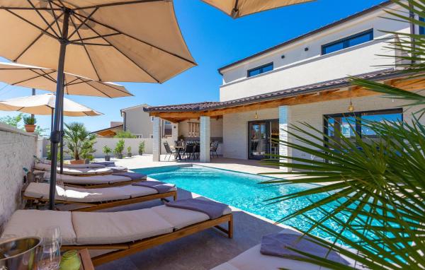 4 Bedroom Cozy Home In Marcana - Pula