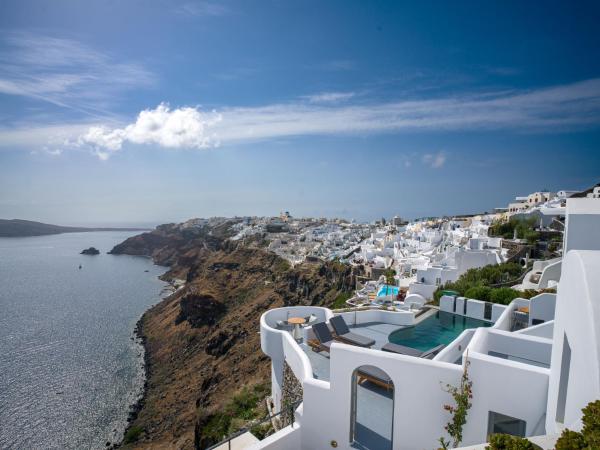 Na fotografii je vidět objekt IKIES Santorini nacházející se ve městě Oia.