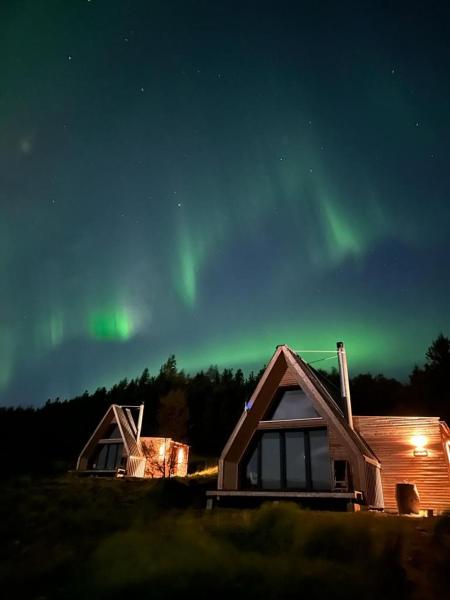 The photo shows the Hengifosslodge Tiny Houses located in the city of Valþjófsstaður.