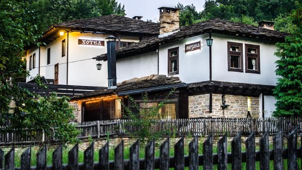 The photo shows the Strannopriemnitsa Guest House located in the city of Bangeytsi.