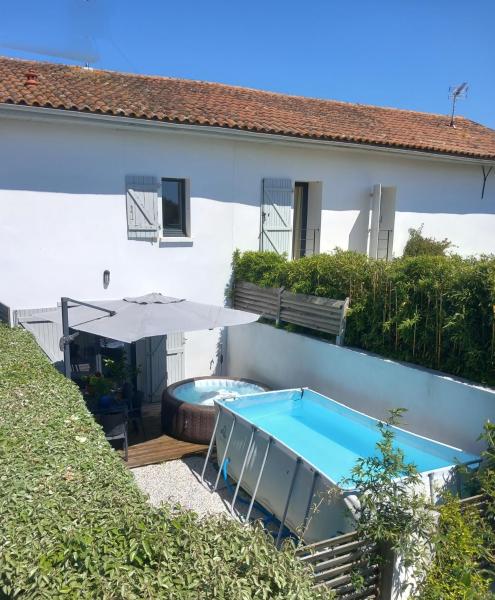La photo montre l'objet Maison de ville, Piscine, Jacuzzi et jardin privé situé dans la ville de Bayonne.