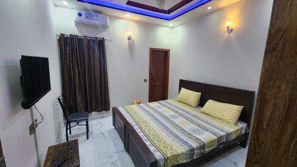 3 Bedrooms Portion Near Emporium & Expo Johar Town - Lahore