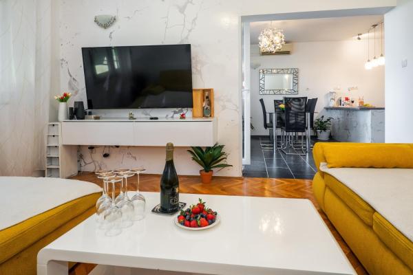 На фото показан объект Apartman L & V Split, расположенный в городе Сплит.