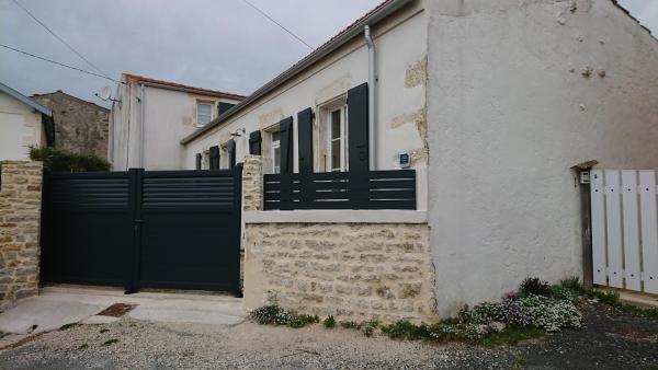 A la foto es mostra l'objecte Maison typique oleronaise situat a la ciutat de La Cotinière.