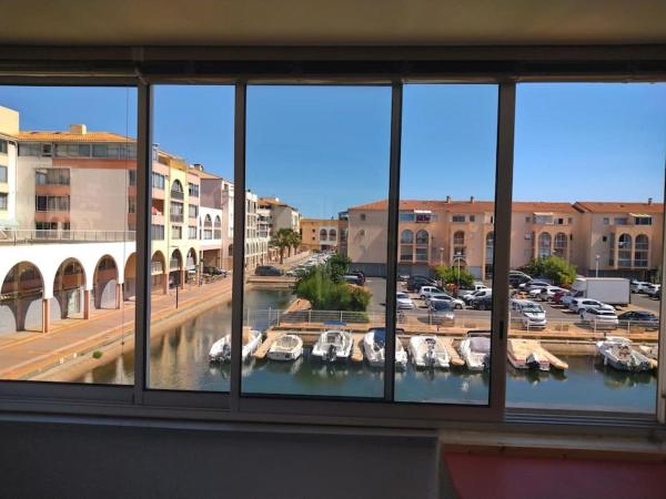 Na fotografii je vidět objekt Appartement vue sur canal proximité mer nacházející se ve městě Sète.
