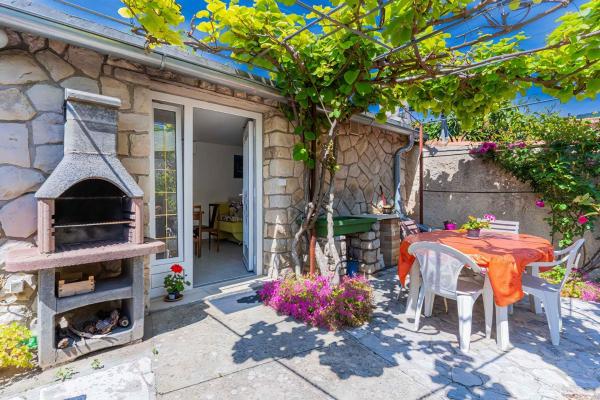 Auf dem Foto ist das Objekt Holiday home in Cres - Insel Cres 47403 in der Stadt Cres zu sehen.