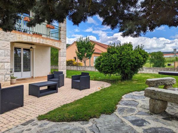 På billedet ses objektet Appartement Spacieux avec Jardin Privatif, Proche du Puy-en-Velay et d'un Golf, WiFi Inclus - FR-1-582-286 beliggende i byen Blavozy.