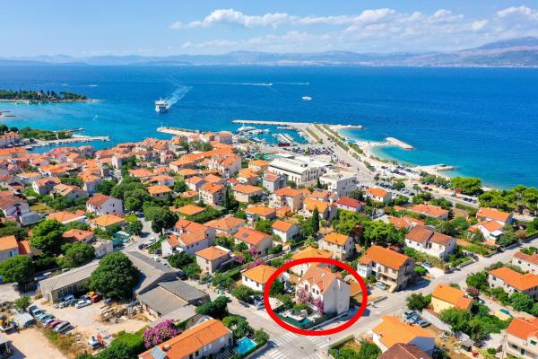 Na zdjęciu widoczny jest obiekt Family-friendly apartments with swimming pool Supetar, Brac - 12893 położony w mieście Supetar.