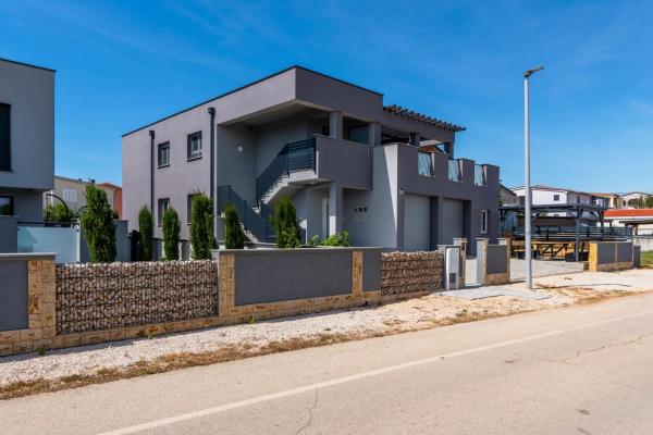 A la foto es mostra l'objecte Apartments with parking space Vir - 23252 situat a la ciutat de Vir.