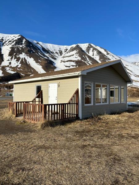 Na fotografii je vidět objekt Fisk Club Cottages Suðureyri - Sailor's House nacházející se ve městě Flateyri.