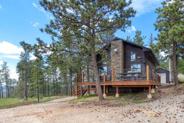 The photo shows the Serenity Ridge Retreat located in the city of Lead.